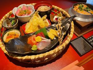 白马村Hakuba Hatago Maruhachi的桌子上放着一篮子食物的桌子