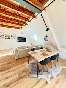 多斯滕Dachgeschoss-Maisonette-Apartment mit Klimaanlage的客厅配有桌子和沙发