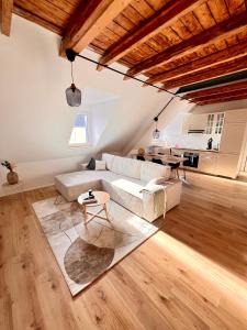 多斯滕Dachgeschoss-Maisonette-Apartment mit Klimaanlage的客厅配有白色的沙发和桌子