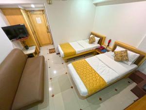 孟买帕克莱恩酒店的小房间设有两张床和电视
