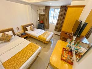 孟买帕克莱恩酒店的一间酒店客房,设有两张床和电视