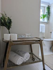 科沃布热格Muelle的一间带毛巾和卫生间的桌子的浴室