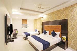 新德里The Iconic Delhi Airport by Midway的酒店客房设有两张床和电视。