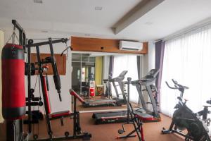日惹Abadi Hotel Malioboro Yogyakarta by Tritama Hospitality的健身房,室内配有几辆健身自行车