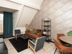 雷讷瑟Luxury apartment in Renesse with infrared sauna的客厅配有沙发和桌子
