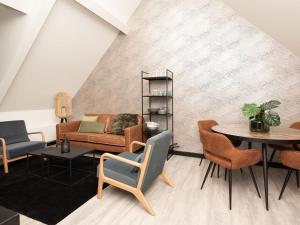 雷讷瑟Luxury apartment in Renesse with infrared sauna的客厅配有沙发和桌子