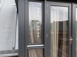 雷讷瑟Luxury apartment in Renesse with infrared sauna的大楼内带窗户的玻璃门