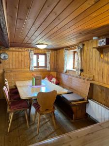 希帕赫Sepplhütte的小屋内的用餐室,配有桌椅