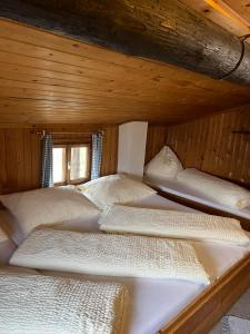 希帕赫Sepplhütte的木墙客房的两张床