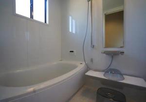 甲州Kajitsuno mieru yado - Vacation STAY 06979v的白色的浴室设有浴缸和水槽。