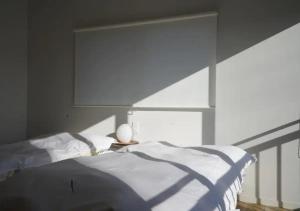 甲州Kajitsuno mieru yado - Vacation STAY 06979v的一间卧室设有一张大床和大窗户