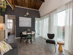 柯德科克Lovely modern 4 person apartment in the heart of Koudekerke的一间带桌子的客厅和一间餐厅