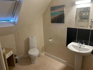 拉特沃思Chequers Country Inn的一间带卫生间和水槽的浴室