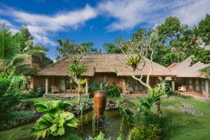 Bangli巴厘岛乌玛传统生态旅馆的前面有池塘的房子