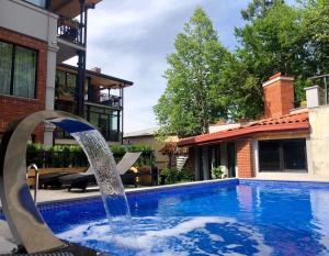 泰拉维Seventeen Rooms的一座房子前面带喷泉的游泳池
