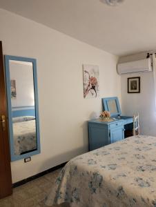 Casa Rosa的一间卧室配有一张床、镜子和一张桌子