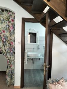 Casa Rosa的一间带水槽和镜子的浴室