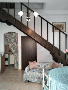 Casa Rosa的一间卧室设有楼梯,下方设有长凳