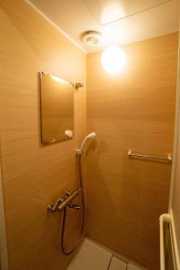甲府Ebisuya / Vacation STAY 5851的一间带镜子和淋浴的浴室
