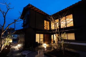 KinosakiHOSTEL Waraku的夜夜夜亮的房子