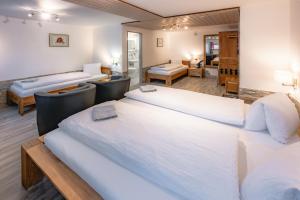 洛伊克巴德Hotel Paradis-Leukerbad-Therme的一间带两张床的卧室和一间客厅