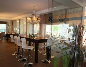 沃尔特湖畔韦尔登欧罗巴西霍特尔酒店的一间带桌椅的用餐室