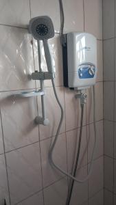 恩德培Mini Lookout Entebbe的浴室内配有吹风机和吹风机