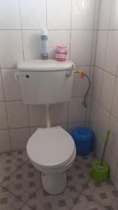 恩德培Mini Lookout Entebbe的一间位于客房内的白色卫生间的浴室