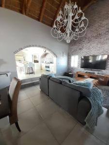 雅可布湾Zeezicht Villa - Jacobsbaai的带沙发和吊灯的客厅