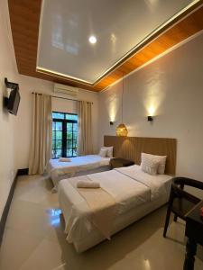 PakemVilla Padi Pakem的酒店客房设有两张床和窗户。