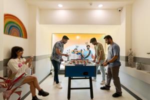 斋浦尔The Hosteller Jaipur, MI Road的一群人在房间里玩棋盘游戏