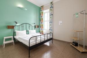 布达佩斯Wombat's City Hostel Budapest的一间卧室配有一张蓝色墙壁的床