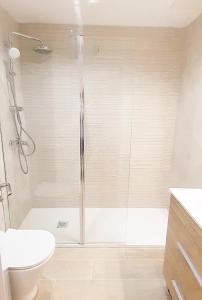 雷乌斯Tarragonaapartments Prim 350的带淋浴和卫生间的浴室