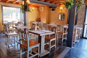 莫利纳塞卡Rustik Hostal Rural的用餐室配有木桌和椅子