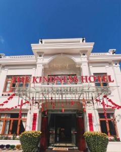 Kon Von KlaTHE KINDNESS HOTEL的一座建筑,上面有读到善良酒店的标志