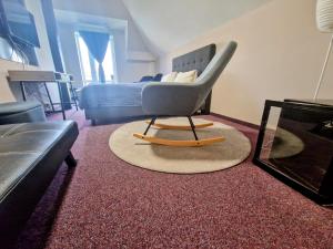 贝龙马克西姆家庭酒店的客厅配有椅子和沙发