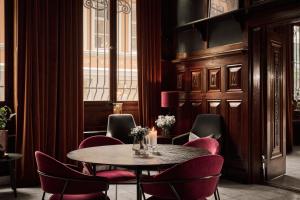 卑尔根Opus 16的一间带桌椅的用餐室