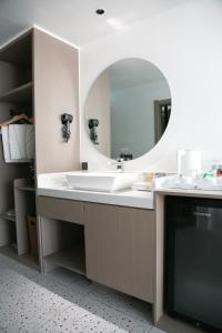 邦劳Willander Resort的一间带大水槽和镜子的浴室
