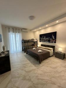 塔兰托Gli Amici della Puglia的卧室配有一张床,墙上配有电视。