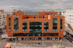 穆尔西亚Sercotel Amistad Murcia的市中心的一座大型砖砌建筑