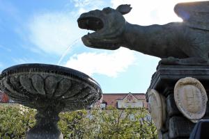 克拉根福波尔恰宫酒店的水喷泉雕像,有马 ⁇ 