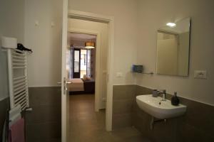 巴勒莫Donna Franca Rooms and Suite的一间带水槽和镜子的浴室