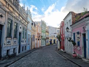 萨尔瓦多Casa Versace Salvador - Colonial House的两边都有色彩缤纷的建筑的空街