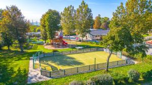 Villevaudé巴黎公园宿营地的公园内网球场的顶部景观