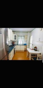 马拉加Casa Manoli的带冰箱和桌子的厨房
