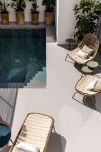莱切Palazzo Console的游泳池旁设有长凳和椅子