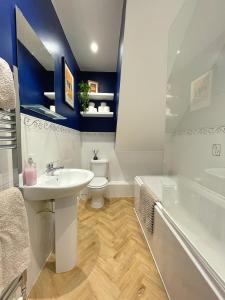 巴恩斯利Chic Haven in Barnsley的浴室配有盥洗盆、卫生间和浴缸。