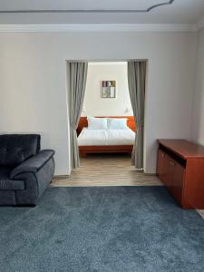 萨拉热窝波斯纳1号酒店的一间卧室配有一张床、一张沙发和一把椅子