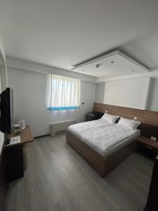 萨拉热窝波斯纳1号酒店的一间卧室设有一张大床和一个窗户。