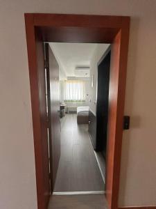 萨拉热窝波斯纳1号酒店的走廊上设有带卫生间和镜子的浴室